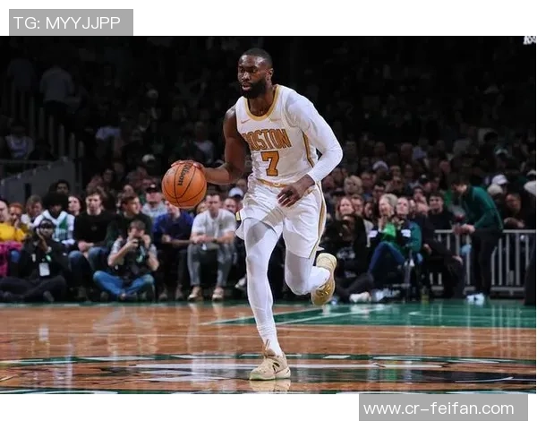 杰伦布朗首节狂砍15分展现强大攻击力助球队掌控比赛节奏