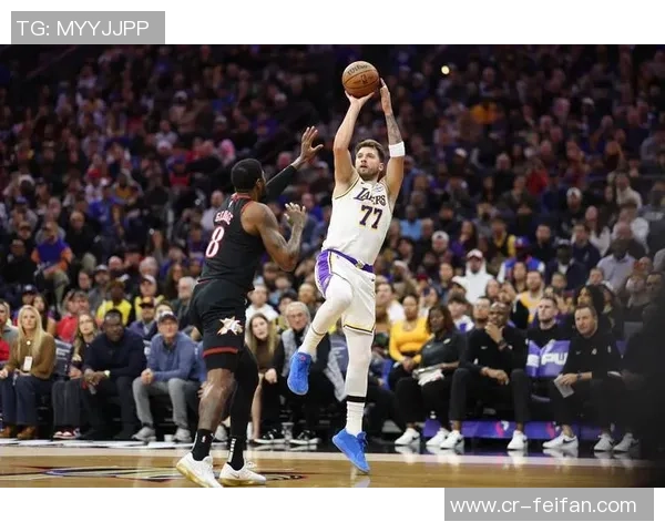 湖人半场落后76人7分东契奇贡献19分8篮板5助攻小里表现不佳仅得2分